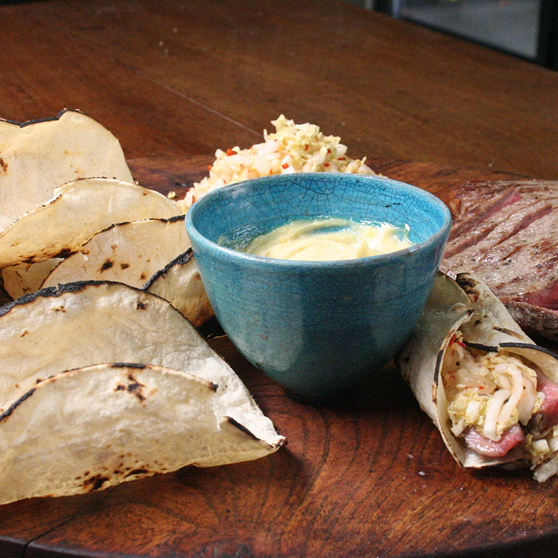 Tacos de carne con mahonesa de wasabi