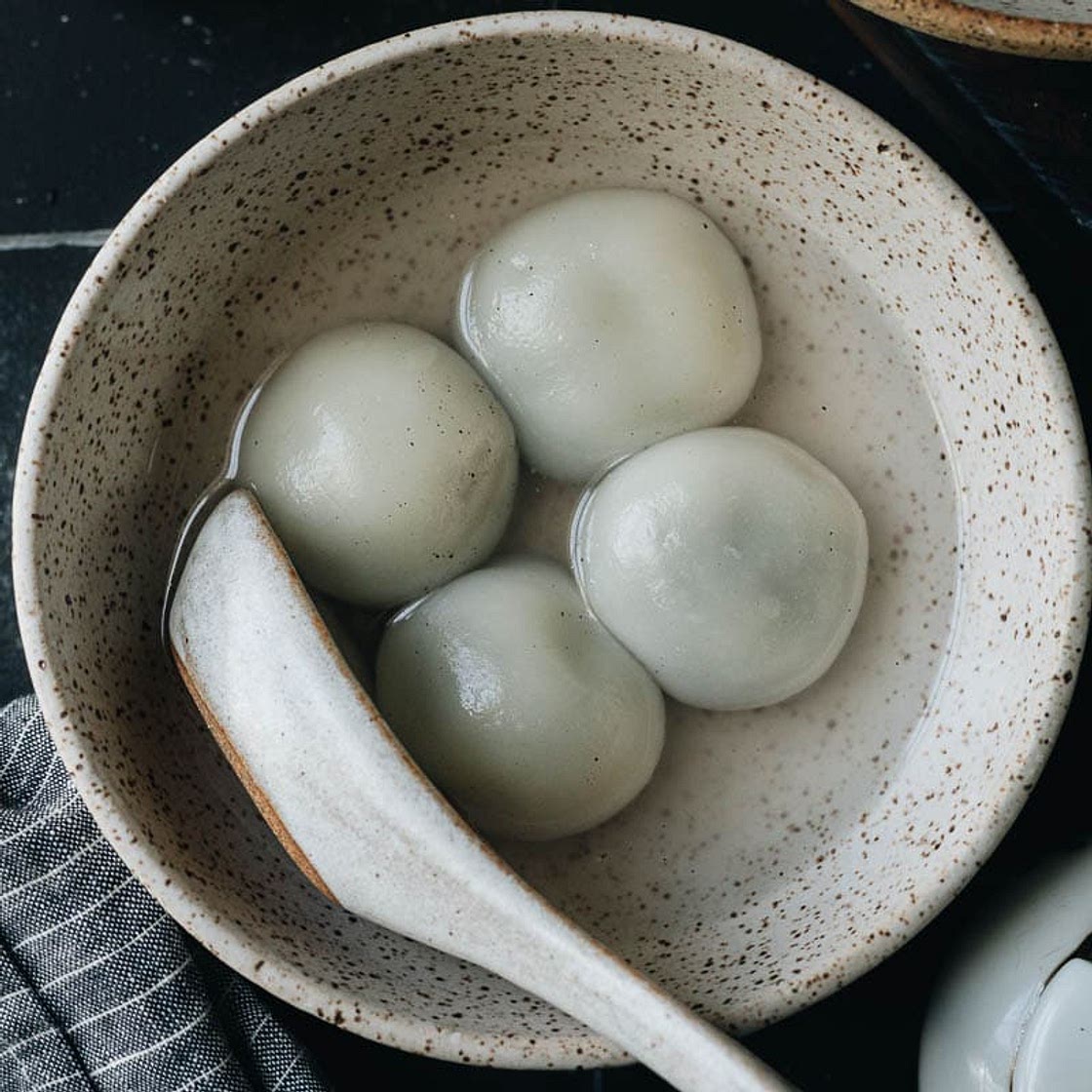 Black Sesame Sweet Rice Balls (黑芝麻汤圆, Tang Yuan)
