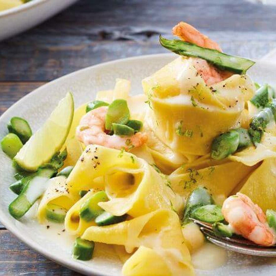 Pappardelle-Nudeln mit Garnelen und grünem Spargel