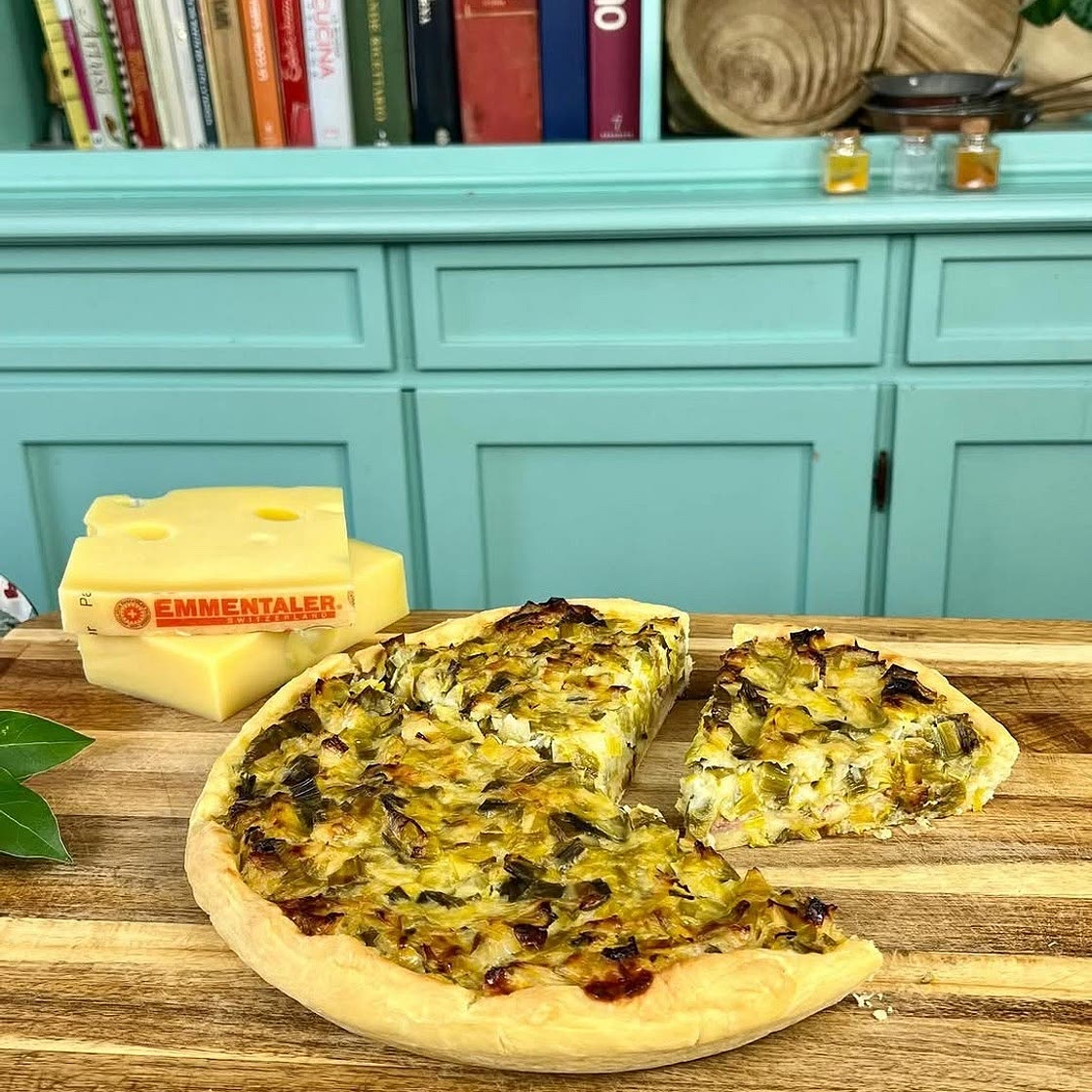 La porrata di casa nostra, con una piccola variazione! Ingredienti stampo 26 Per il ripieno: Porri: 4 grandi Emmentaler Svizzero DOP: 150 gr Uovo: 1 Pancetta stesa o arrotolata: 120 gr Olio EVO Sale Per l’impasto Farina: 250 gr Olio EVO: 2 cucchiai Lievito