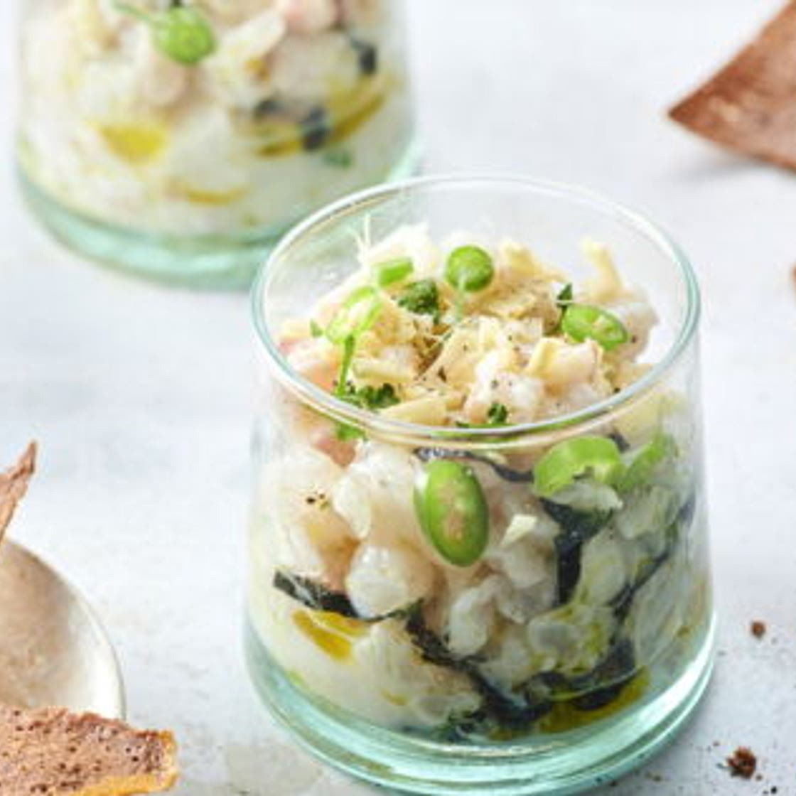 Chips de galette de blé noir et tartare de poisson aux algues