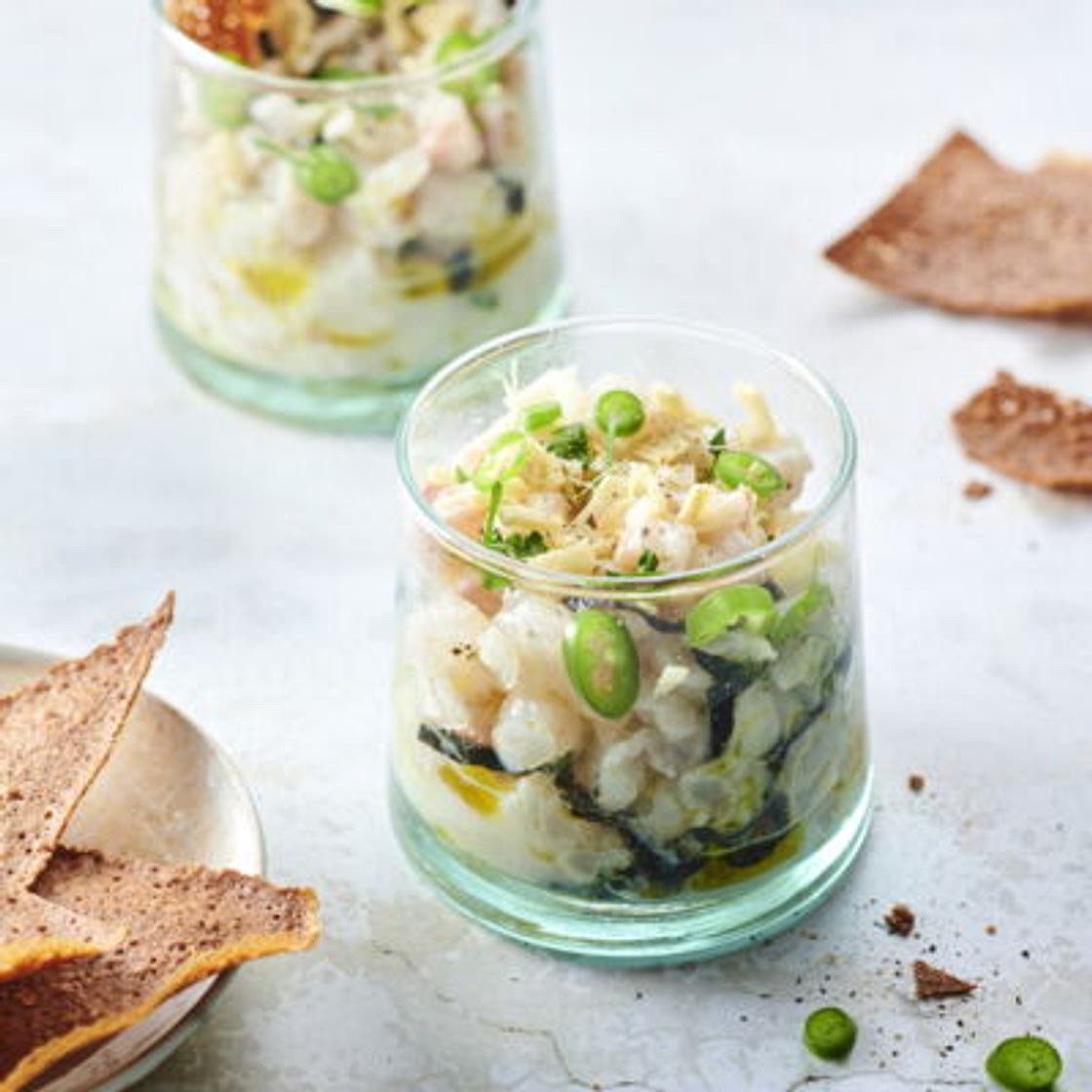 Chips de galette de blé noir et tartare de poisson aux algues