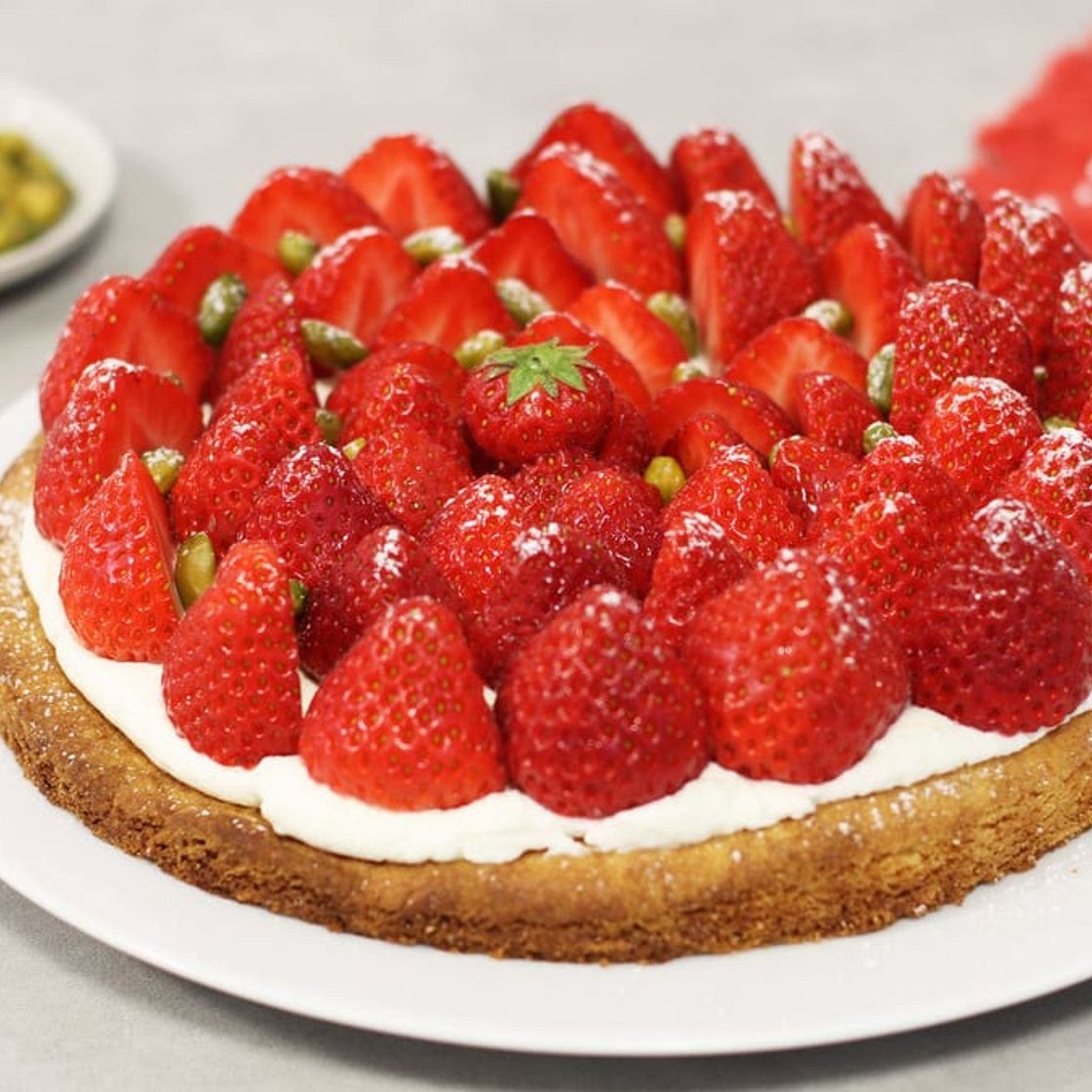 Tarte aux fraises et pistaches sur sablé breton