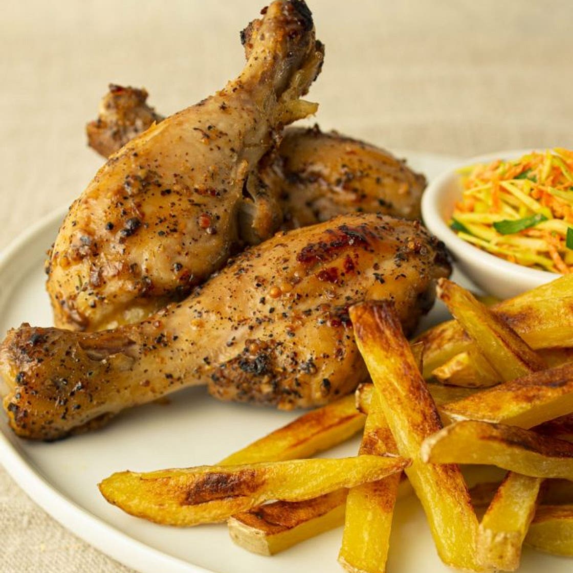 Pilons de poulet aux épices et frites au four