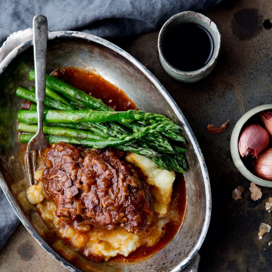 Ossobuco de porc, vin rouge, pancetta & échalotes