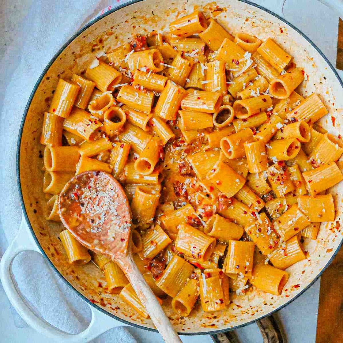 One Pot Creamy Sun Dried Tomato Pasta (6 Ingredients)