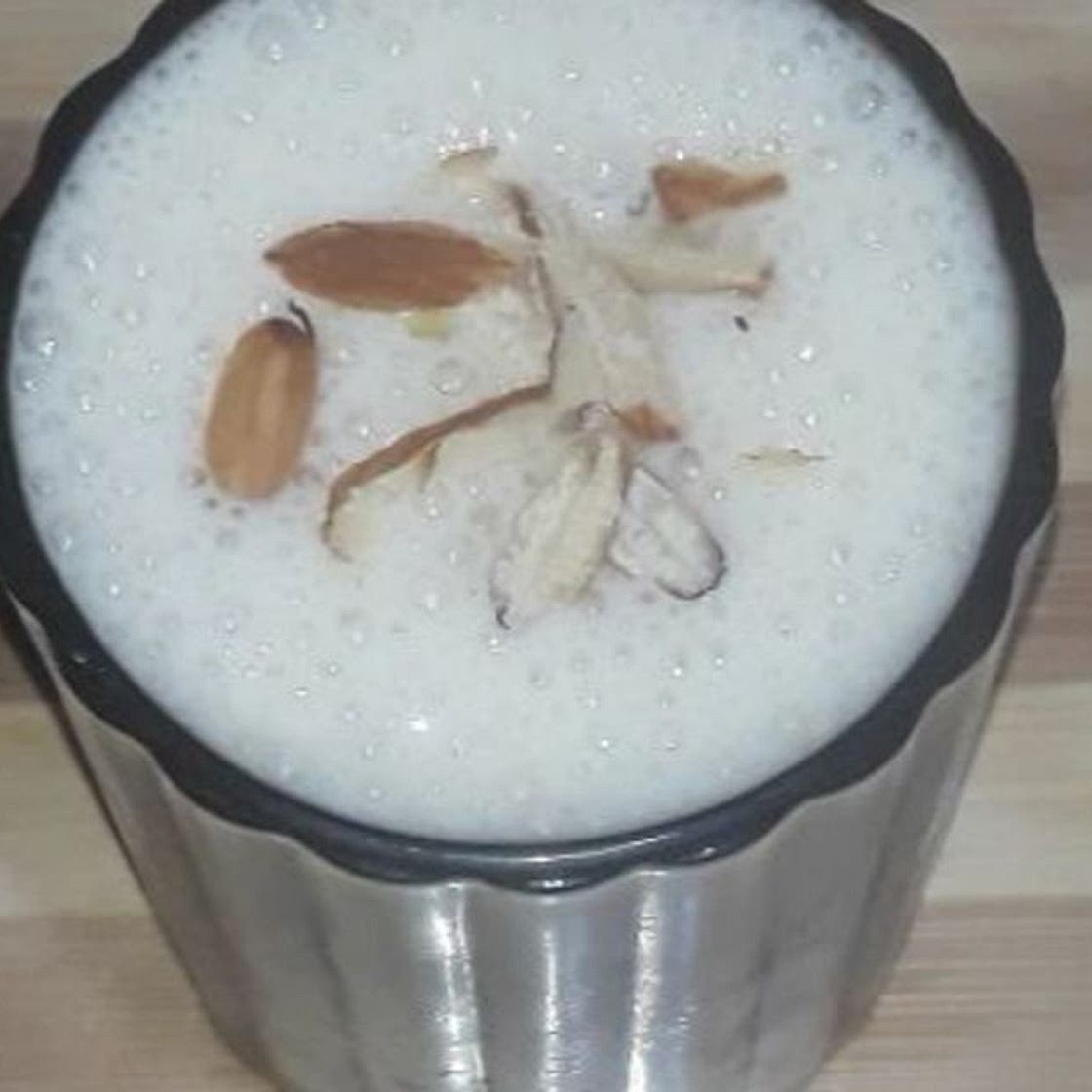 केले से बनाये लस्सी (Banana Lassi Recipe in Hindi)