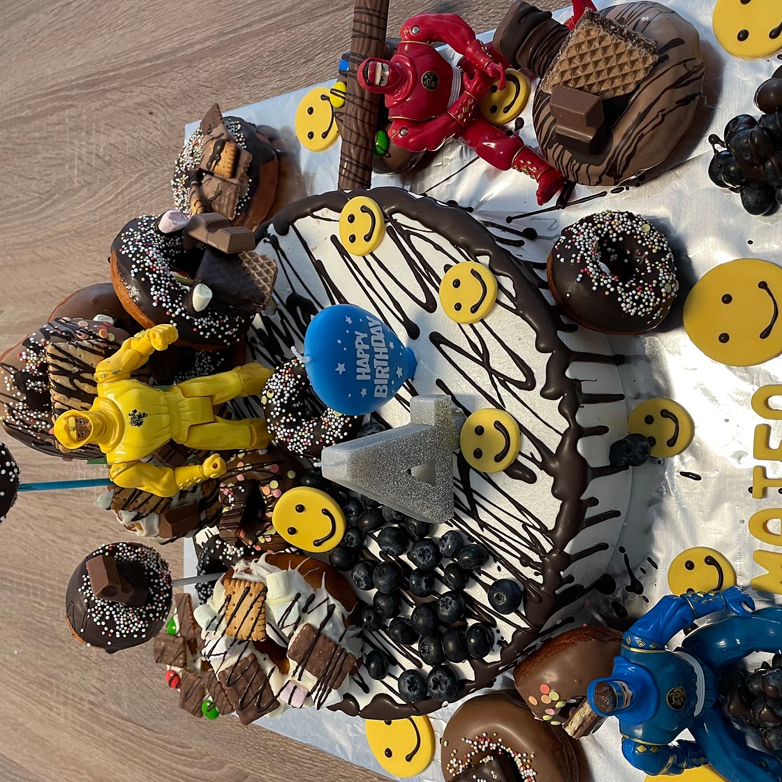 Mascarpone-Quark-Creme-Torte mit Blaubeeren und Dekoriert mit Donuts