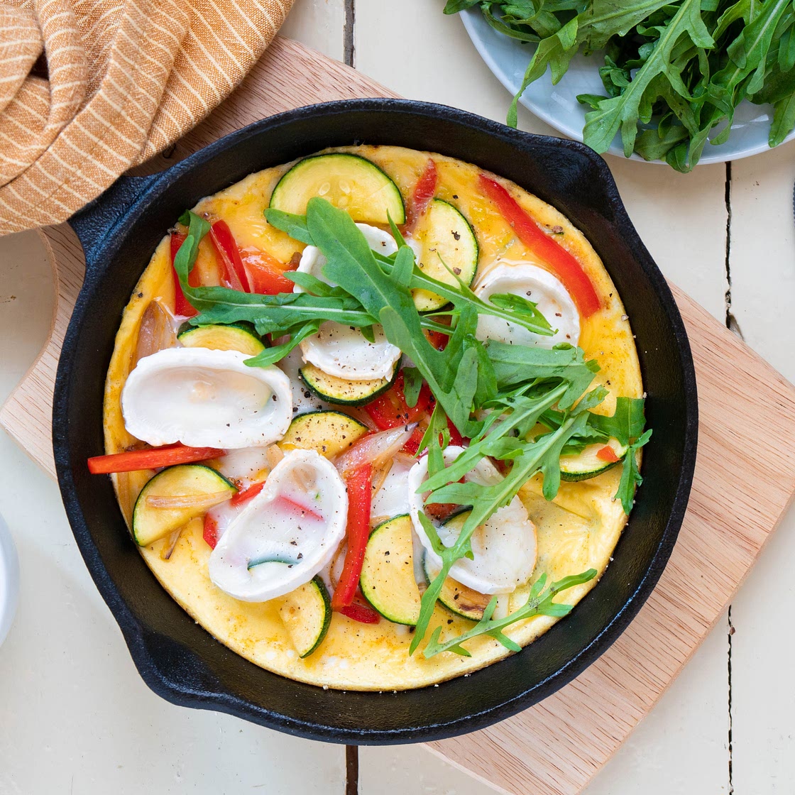 Zucchini-Omelette mit Ziegenkäse und Rucola