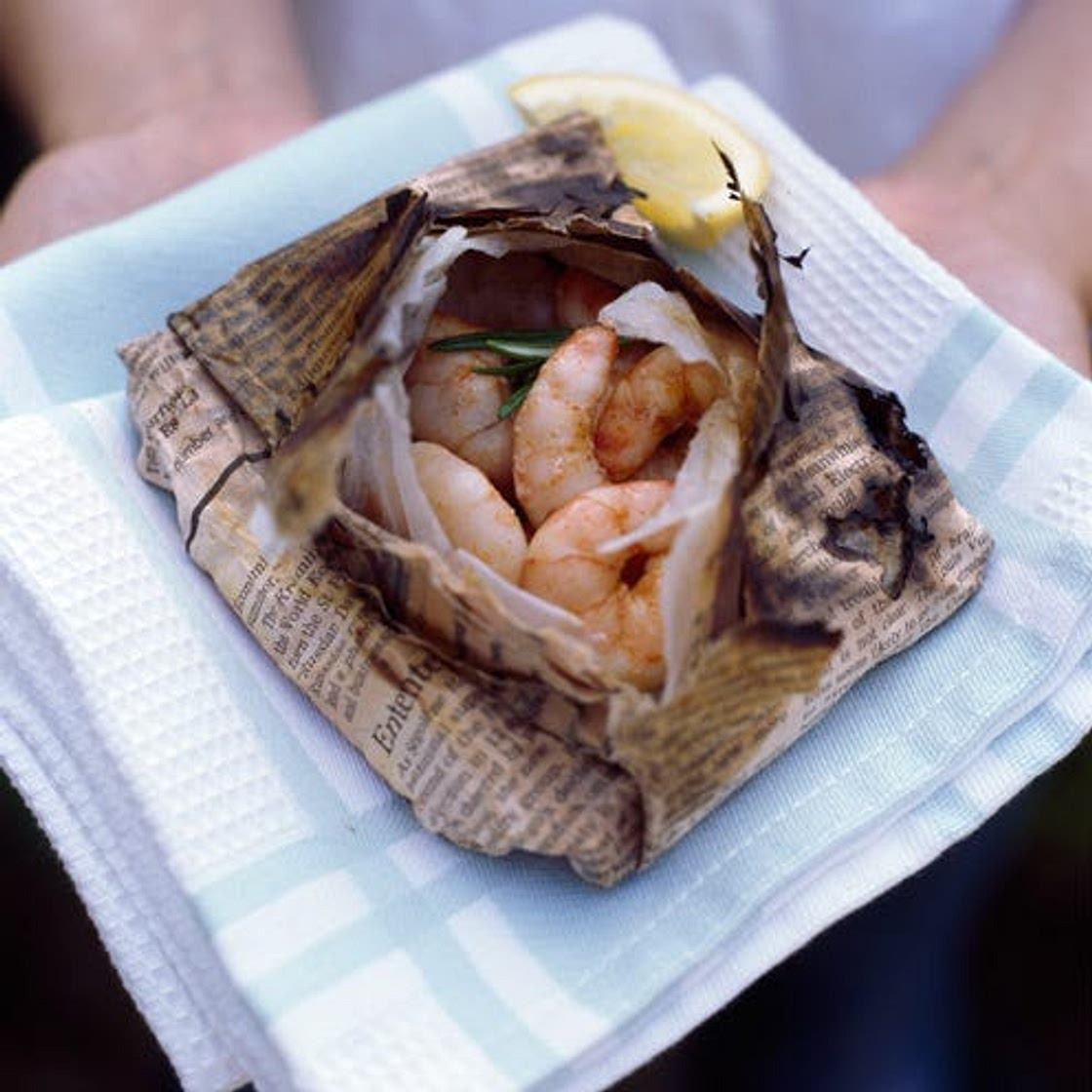 Paper-grilled prawns with olive oil and garlic