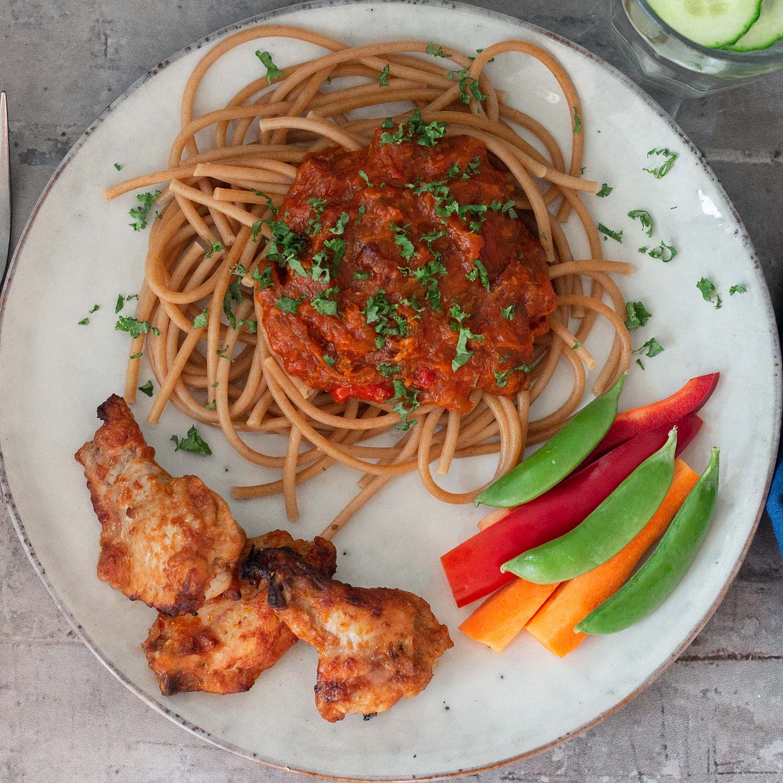 Chicken wings with pasta and tomato sauce