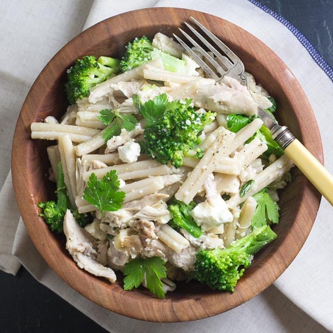 Low FODMAP Quick Pasta with Chicken, Broccoli & Goat Cheese