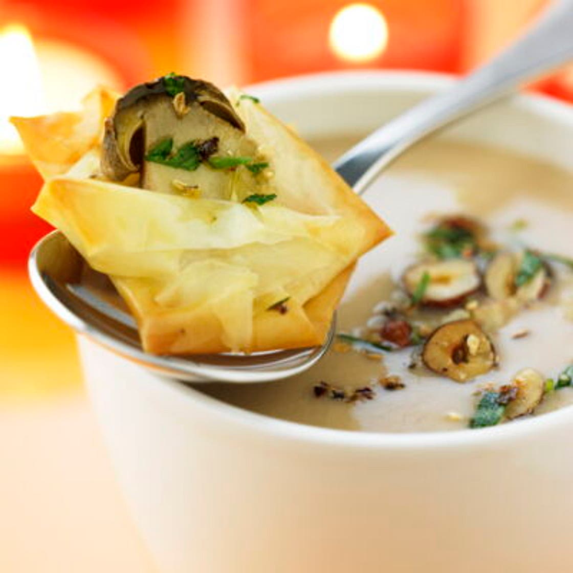 Velouté de marrons aux noisettes et croustillant de cèpe