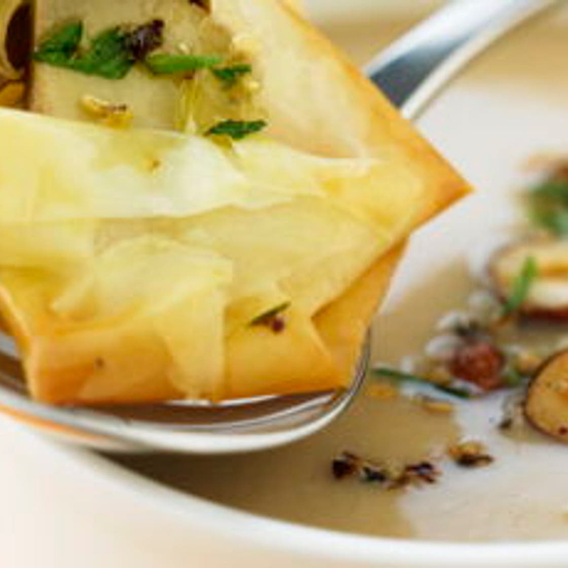 Velouté de marrons aux noisettes et croustillant de cèpe