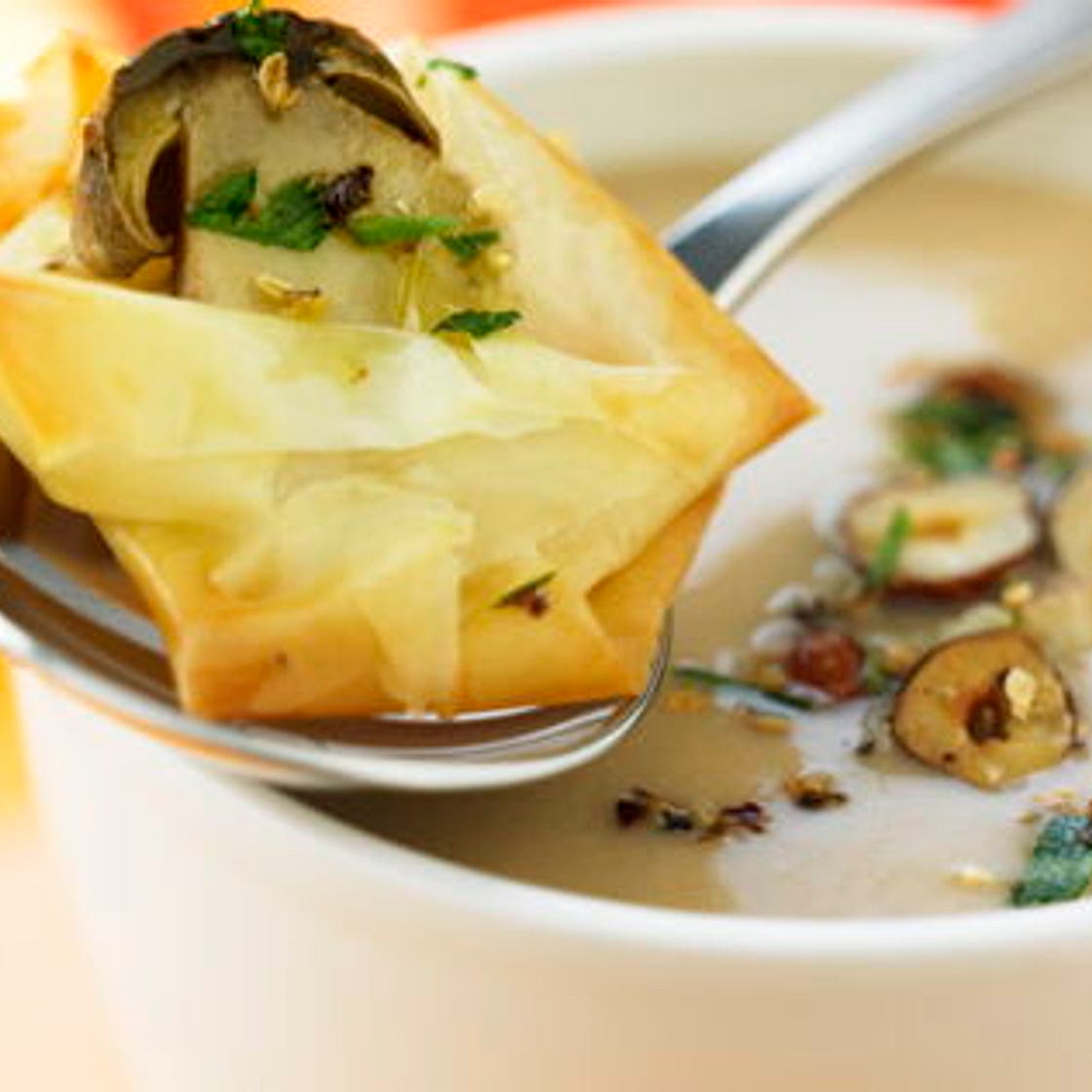 Velouté de marrons aux noisettes et croustillant de cèpe