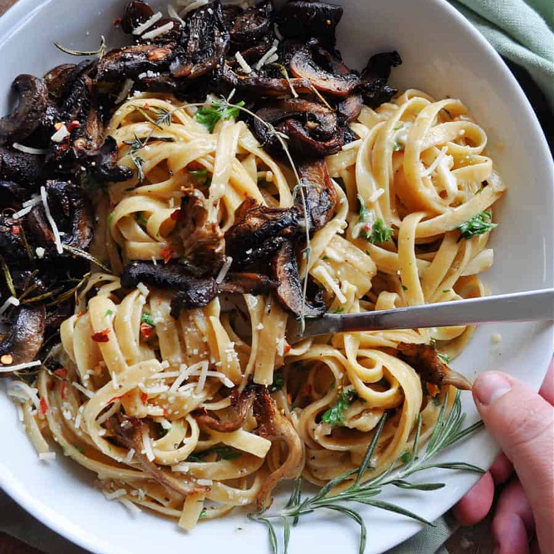 Vegan One Pot Garlic Parmesan Pasta