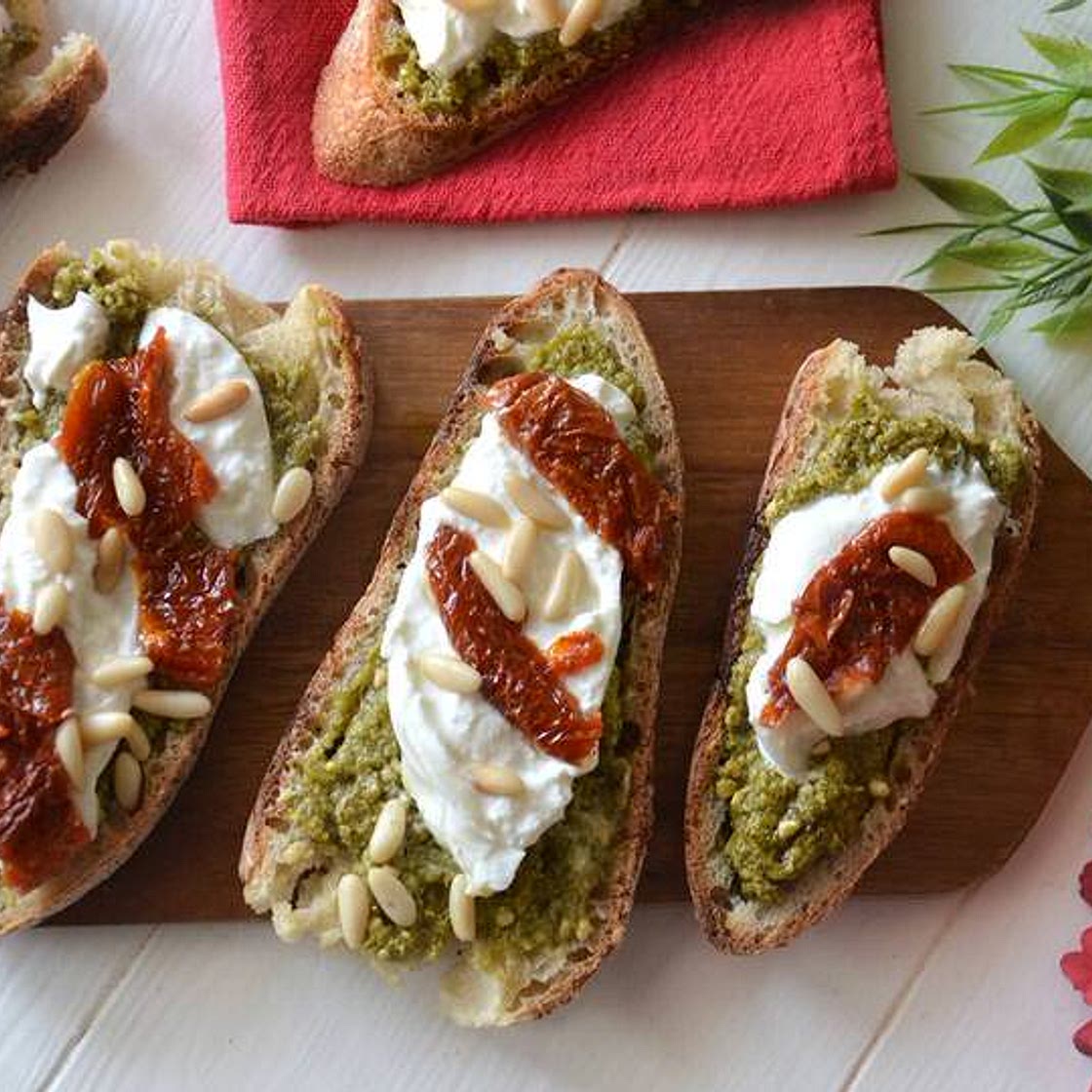 Bruschette al pesto e burrata