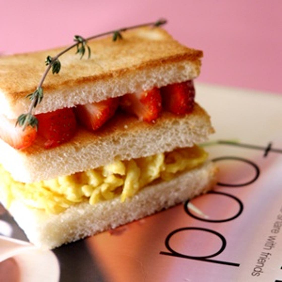 스크램블드딸기샌드위치