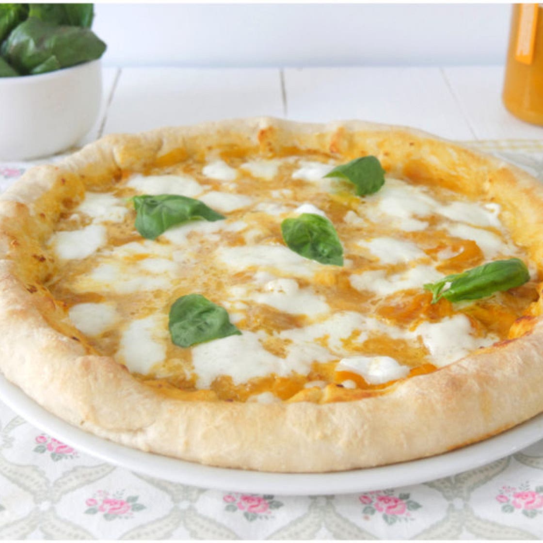 Pizza con cornicione imbottito