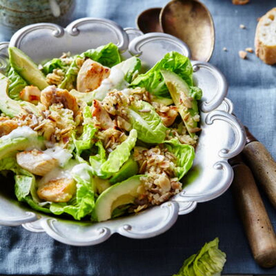 Salade César au poulet, coco et céréales