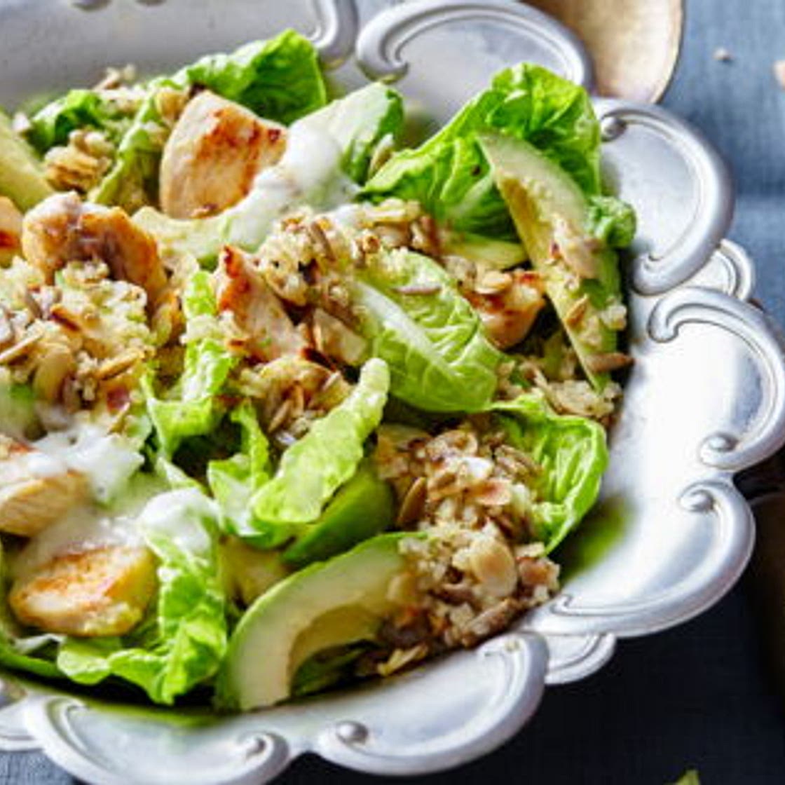 Salade César au poulet, coco et céréales