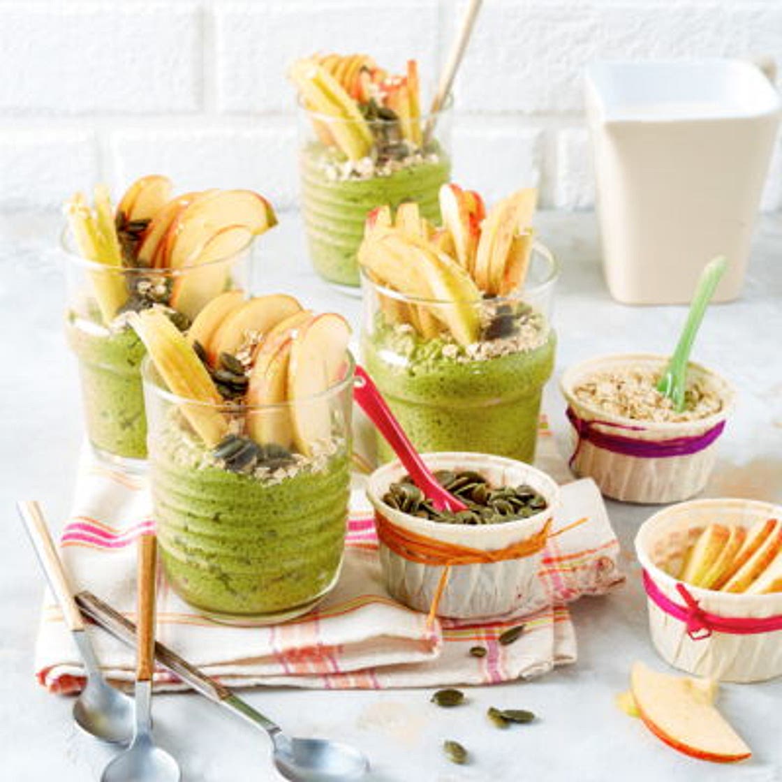 Verrines de graines de chia au thé matcha et aux pommes