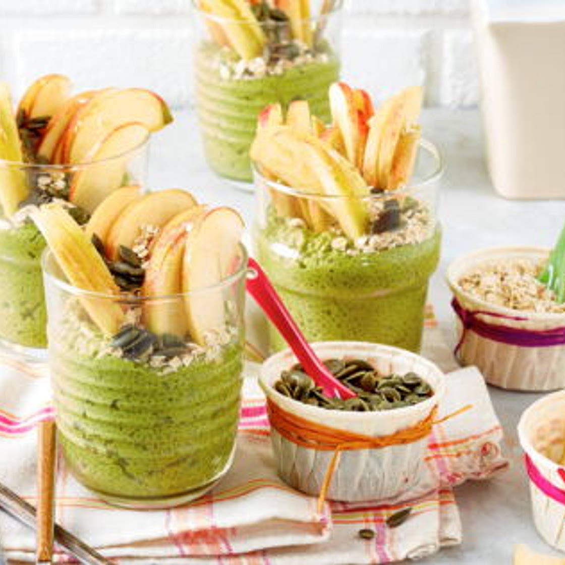 Verrines de graines de chia au thé matcha et aux pommes