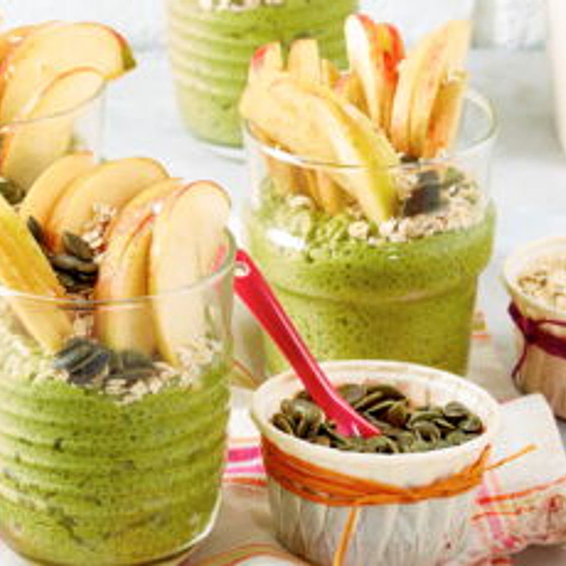 Verrines de graines de chia au thé matcha et aux pommes