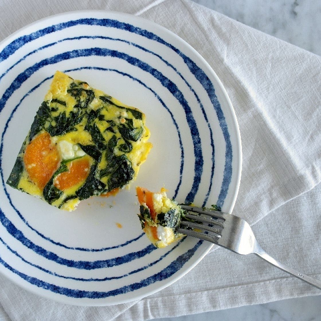 Frittata con patate dolci, spinaci e feta