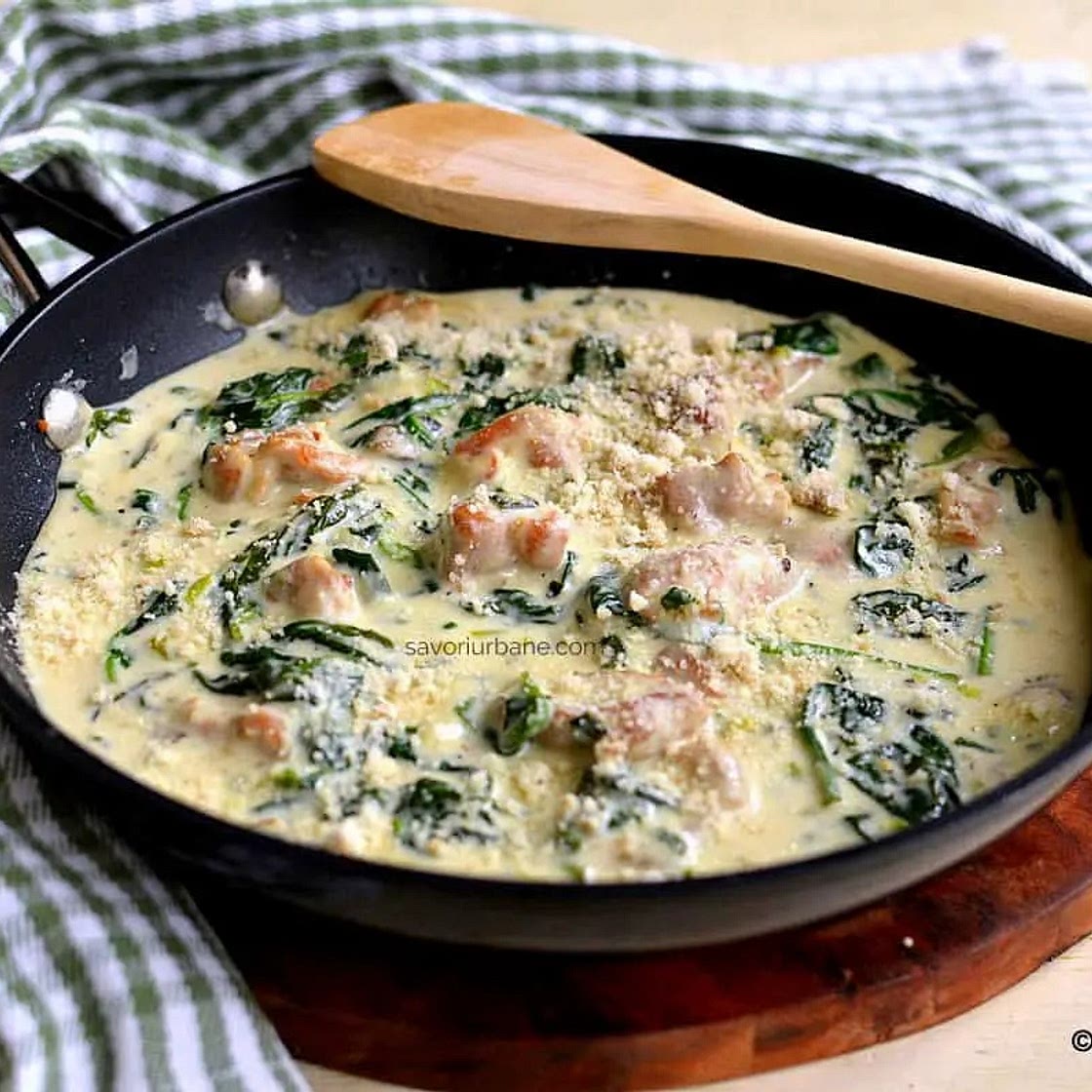 Pui florentin cu spanac, smântână, usturoi și parmezan - la tigaie