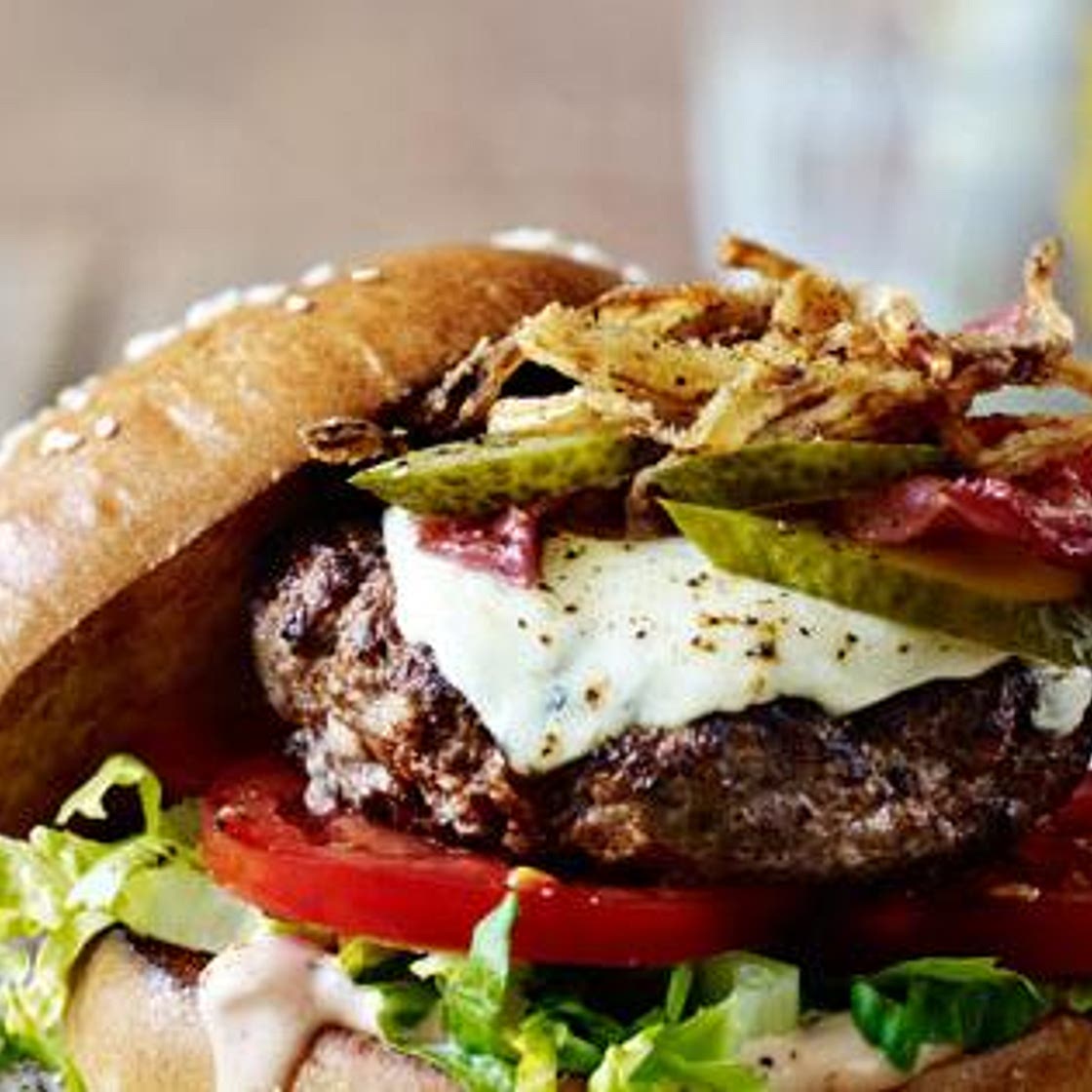 Mozzarella beef burgers with spicy fried onions