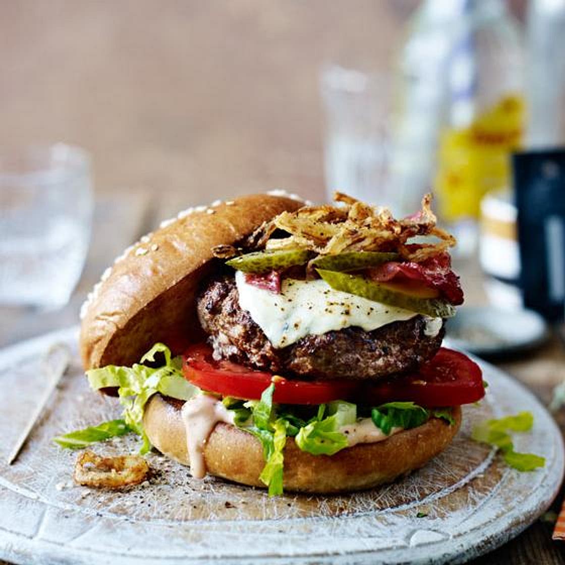 Mozzarella beef burgers with spicy fried onions