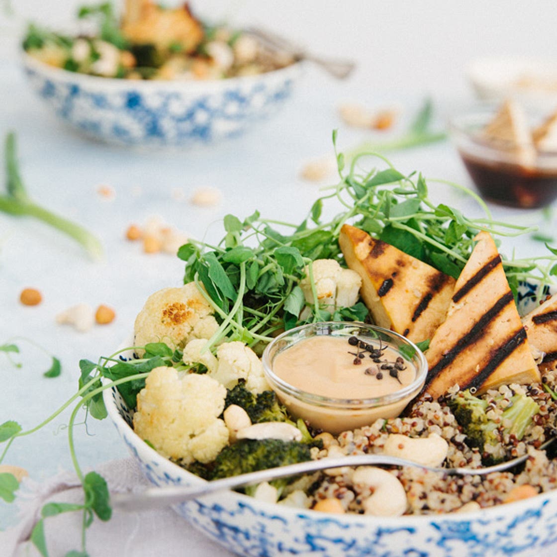 bol de bouddha aux légumes grillés & au bacon de tofu