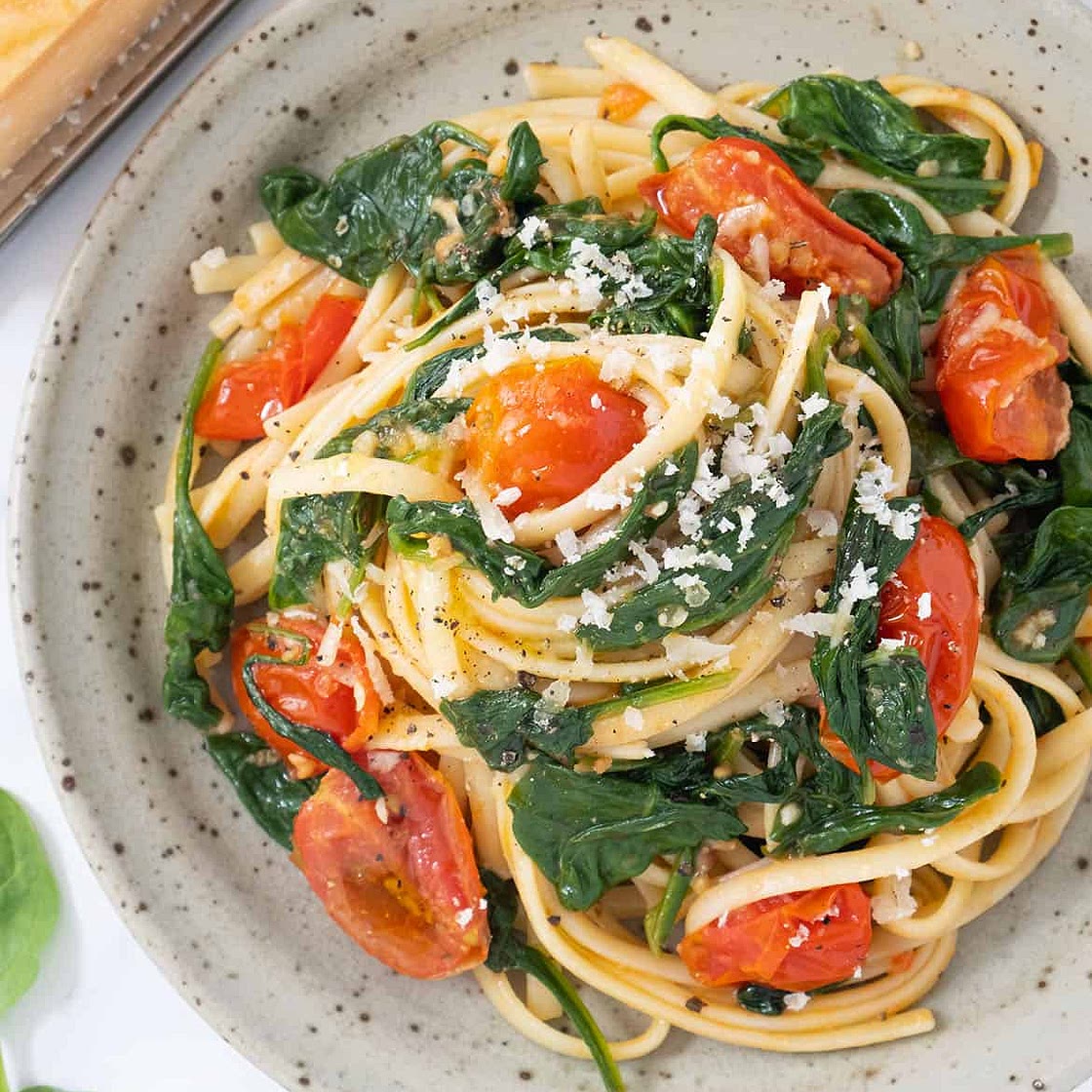 Pasta with Tomatoes and Spinach
