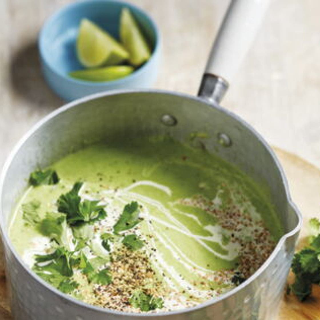 Soupe rapide aux petits pois coriandre oignons et noix de coco