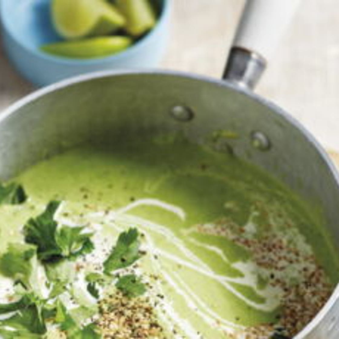 Soupe rapide aux petits pois coriandre oignons et noix de coco