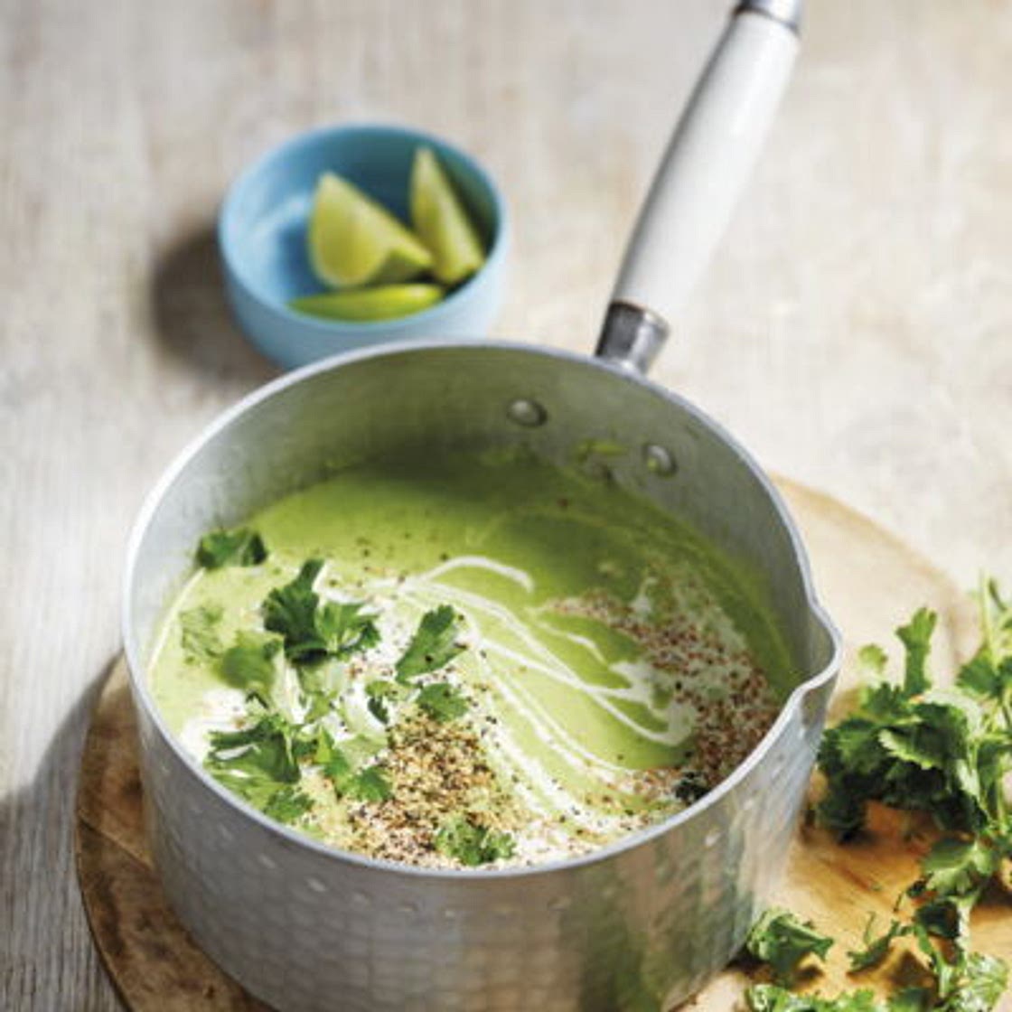 Soupe rapide aux petits pois coriandre oignons et noix de coco