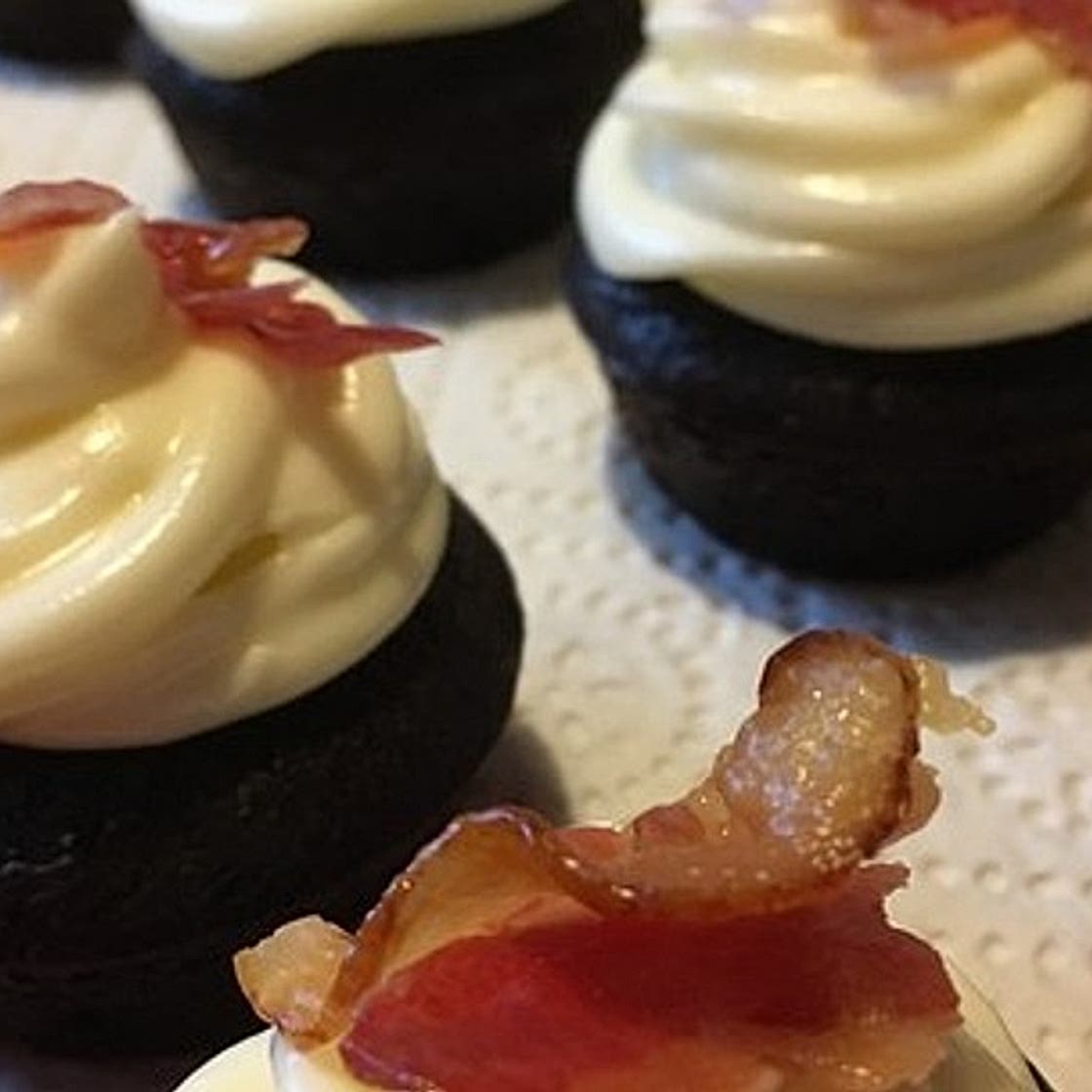 Schokoladen-Bier-Cupcakes mit Ahornsirup-Speck Frosting