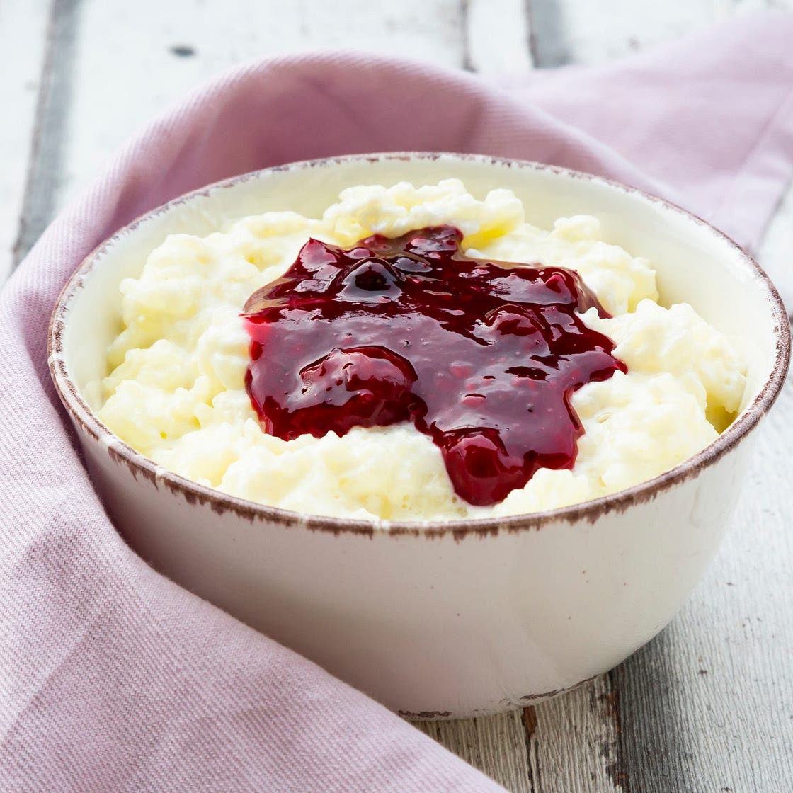 This slow cooker rice pudding recipe is deliciously indulgent and oh-so simple