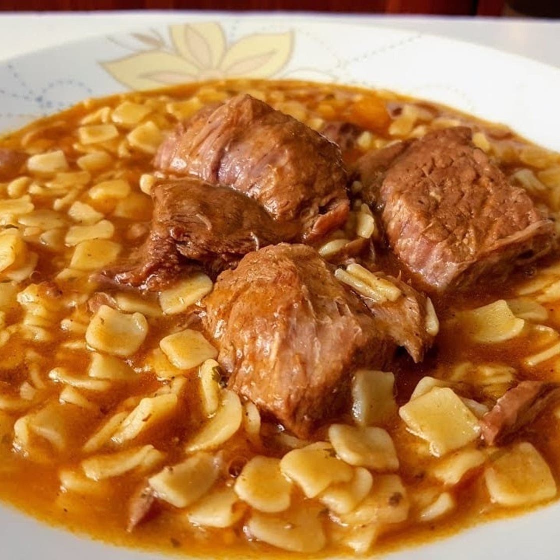 Μοσχαράκι κοκκινιστό με Χυλοπιτάκι