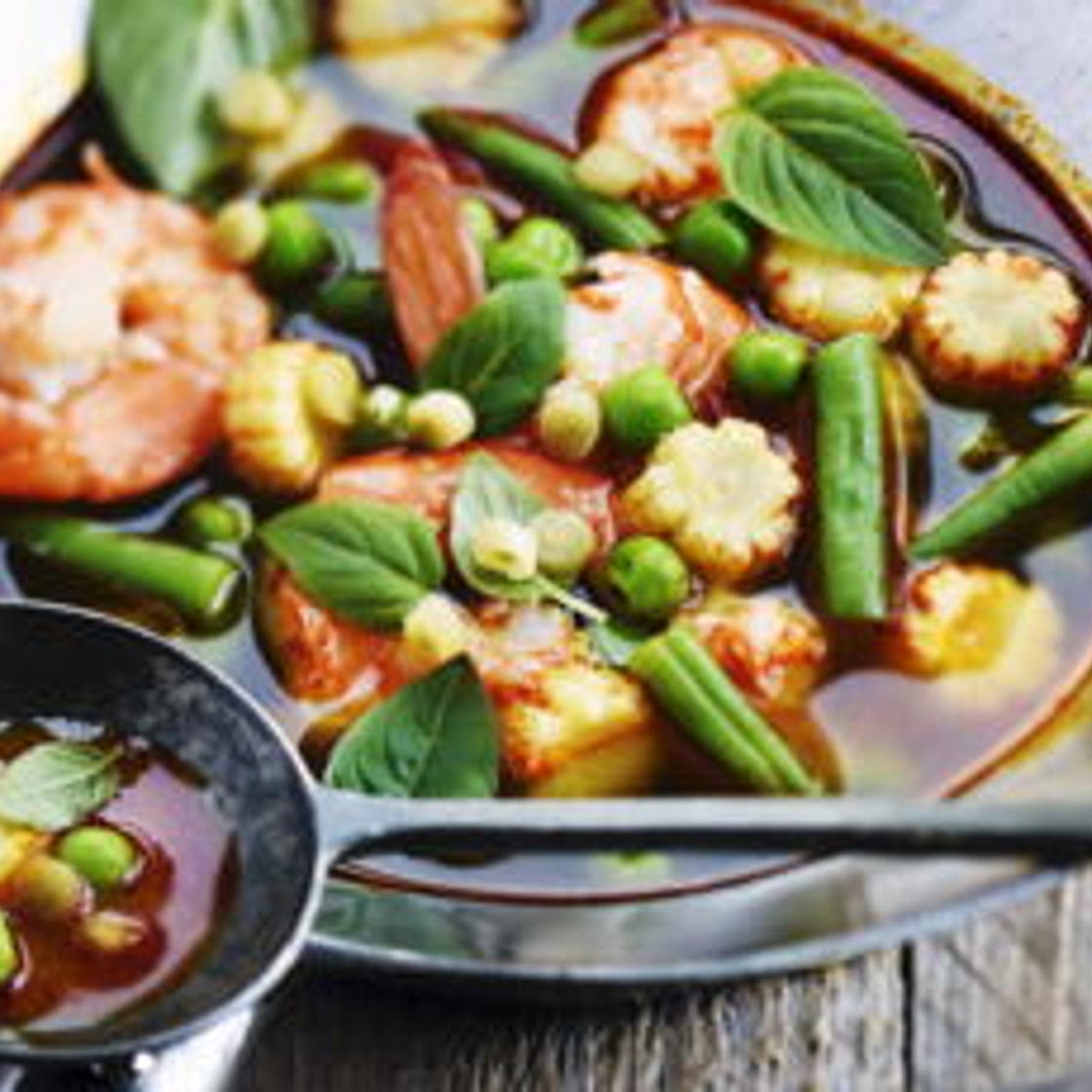 Soupe thaï au curry rouge et crevettes