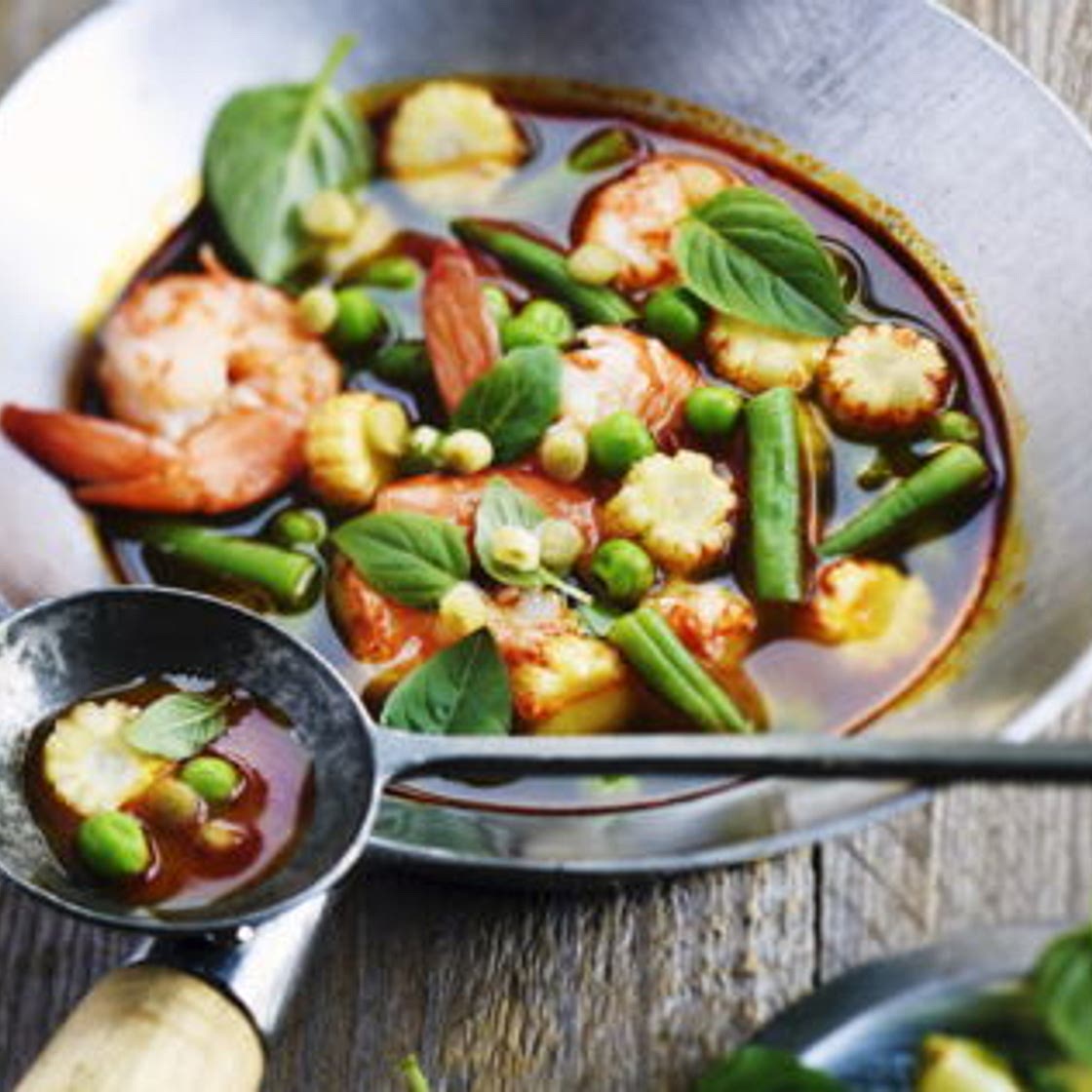 Soupe thaï au curry rouge et crevettes