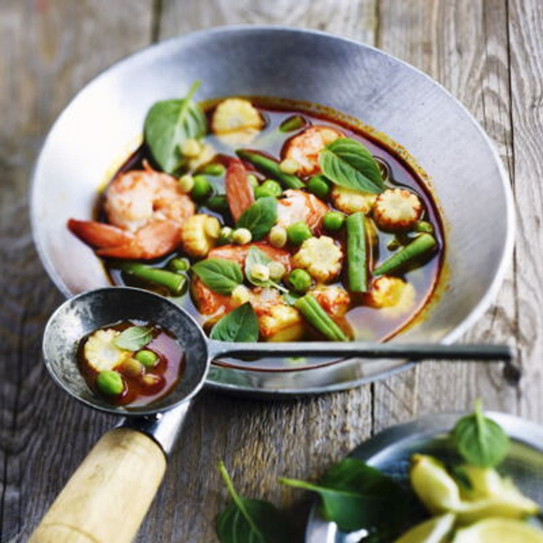 Soupe thaï au curry rouge et crevettes