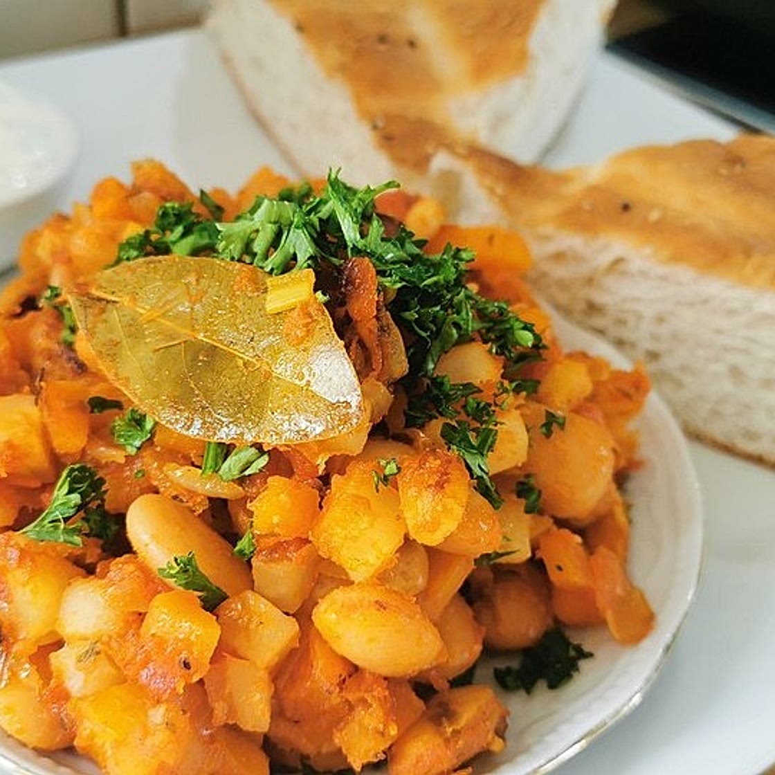Griechische dicke weiße Bohnen in Tomatensoße