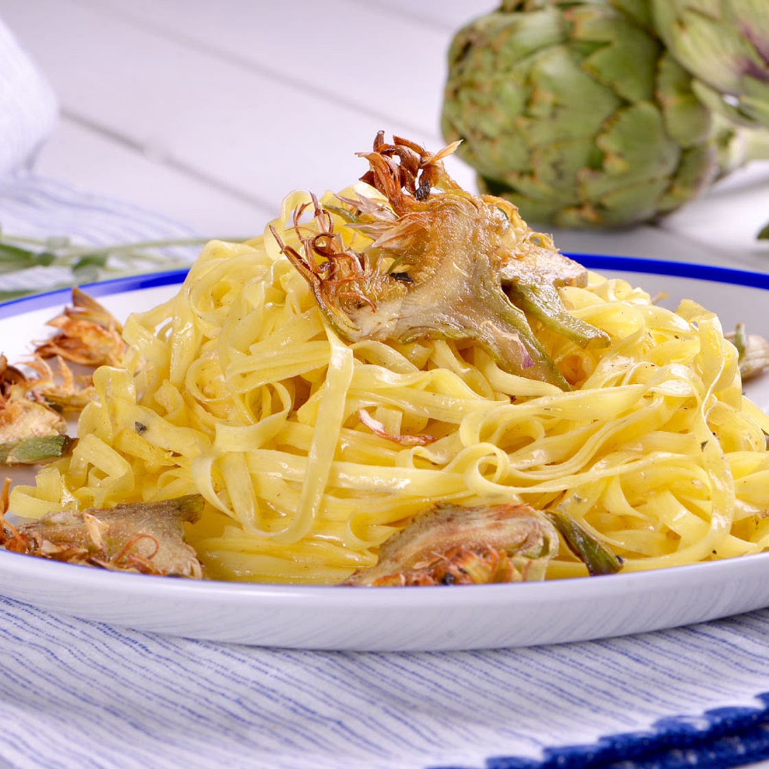 Fetuccini con alcachofas, burro e salvia