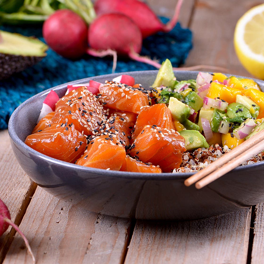 Bowl de salmón marinado con quinoa tricolor