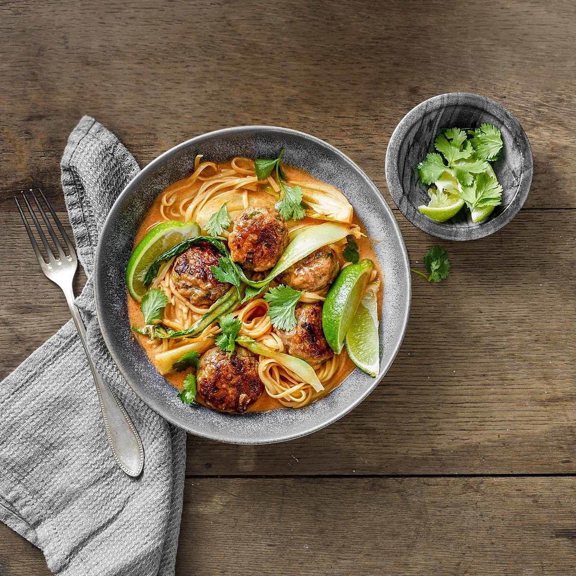 Asia-Hackbällchen in Currysauce