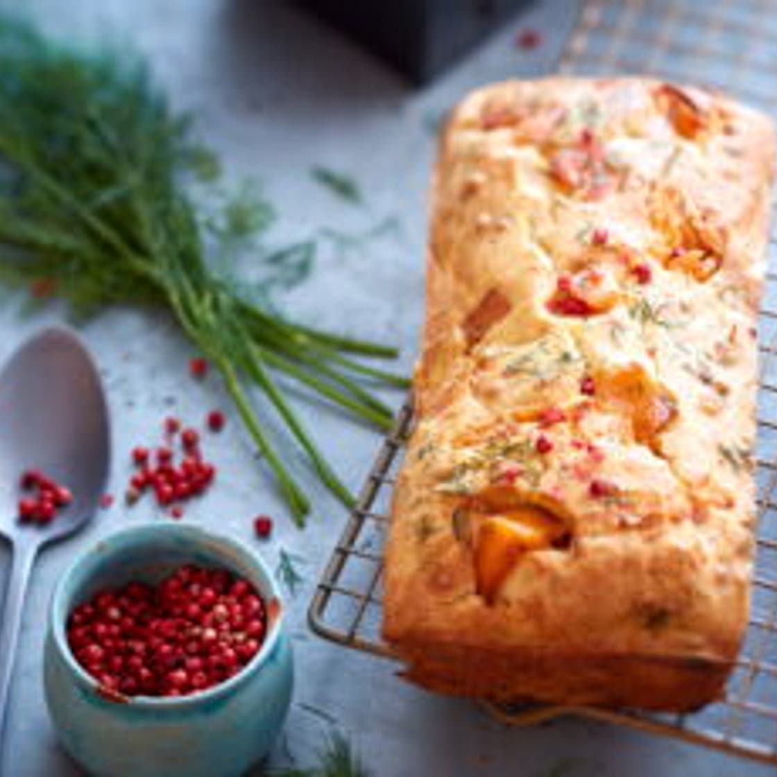 Cake au saumon et aux baies roses