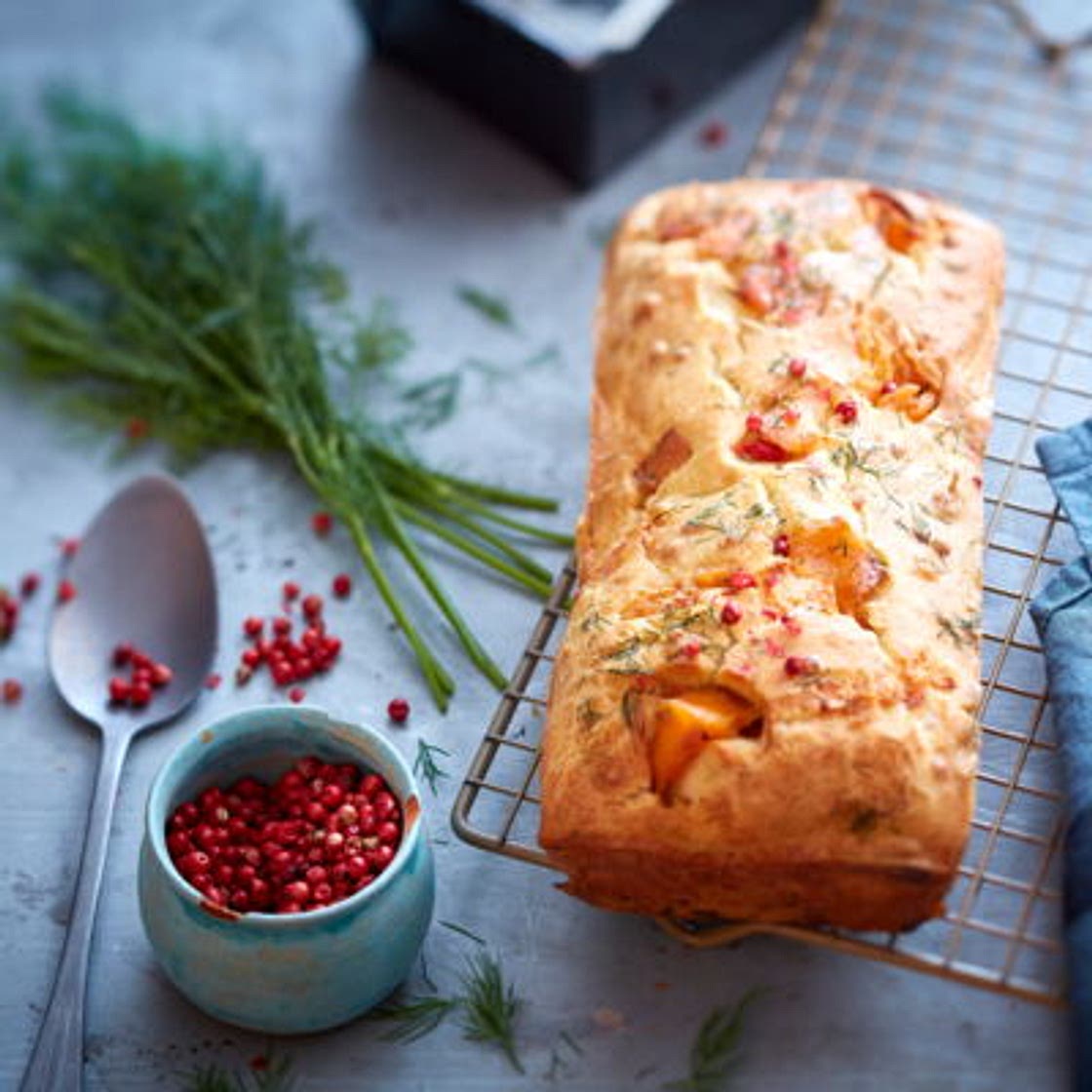 Cake au saumon et aux baies roses