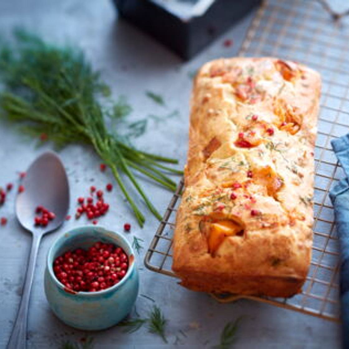 Cake au saumon et aux baies roses
